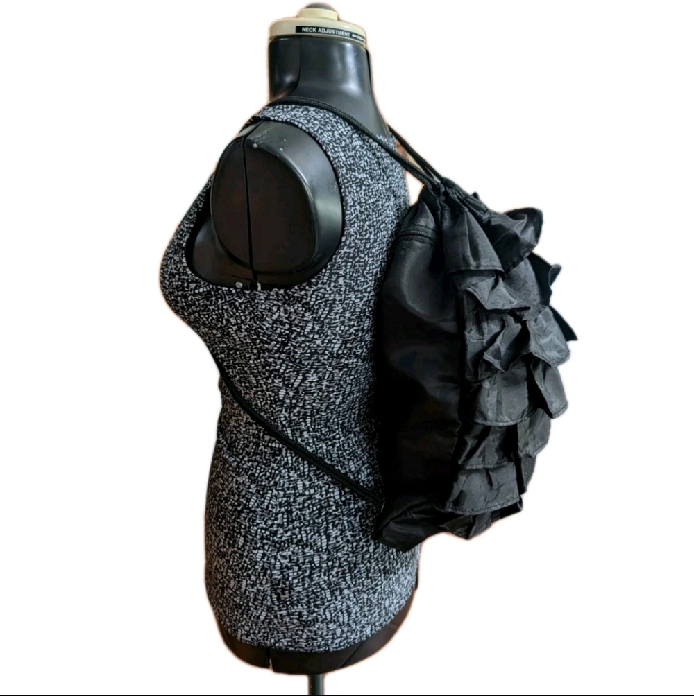 31 Thirty One Black Ruffle Gym Sports Cinch Sac Swimming Drawstring Bag Backpack